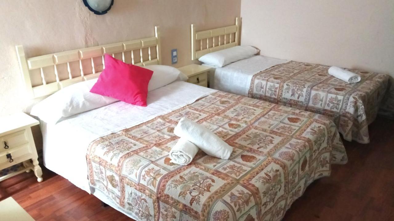 Quarto Triplo com Banheiro Privativo