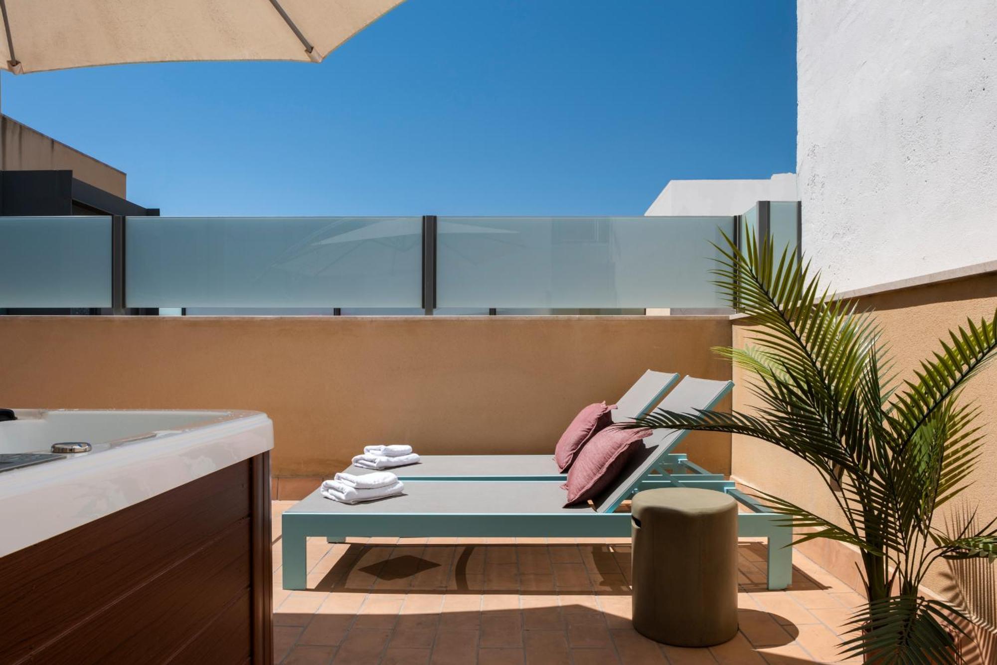 Penthouse Apartment hot tub on private terrace