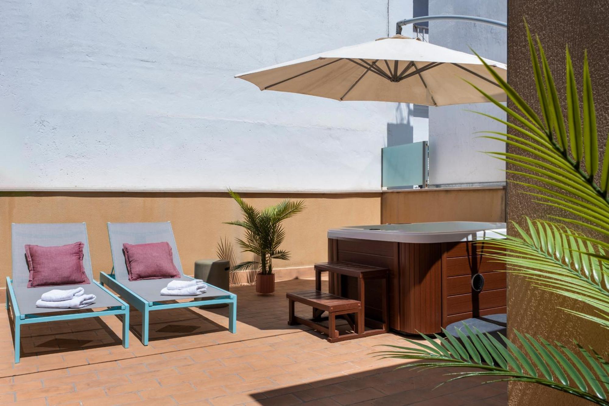 Penthouse Apartment hot tub on private terrace