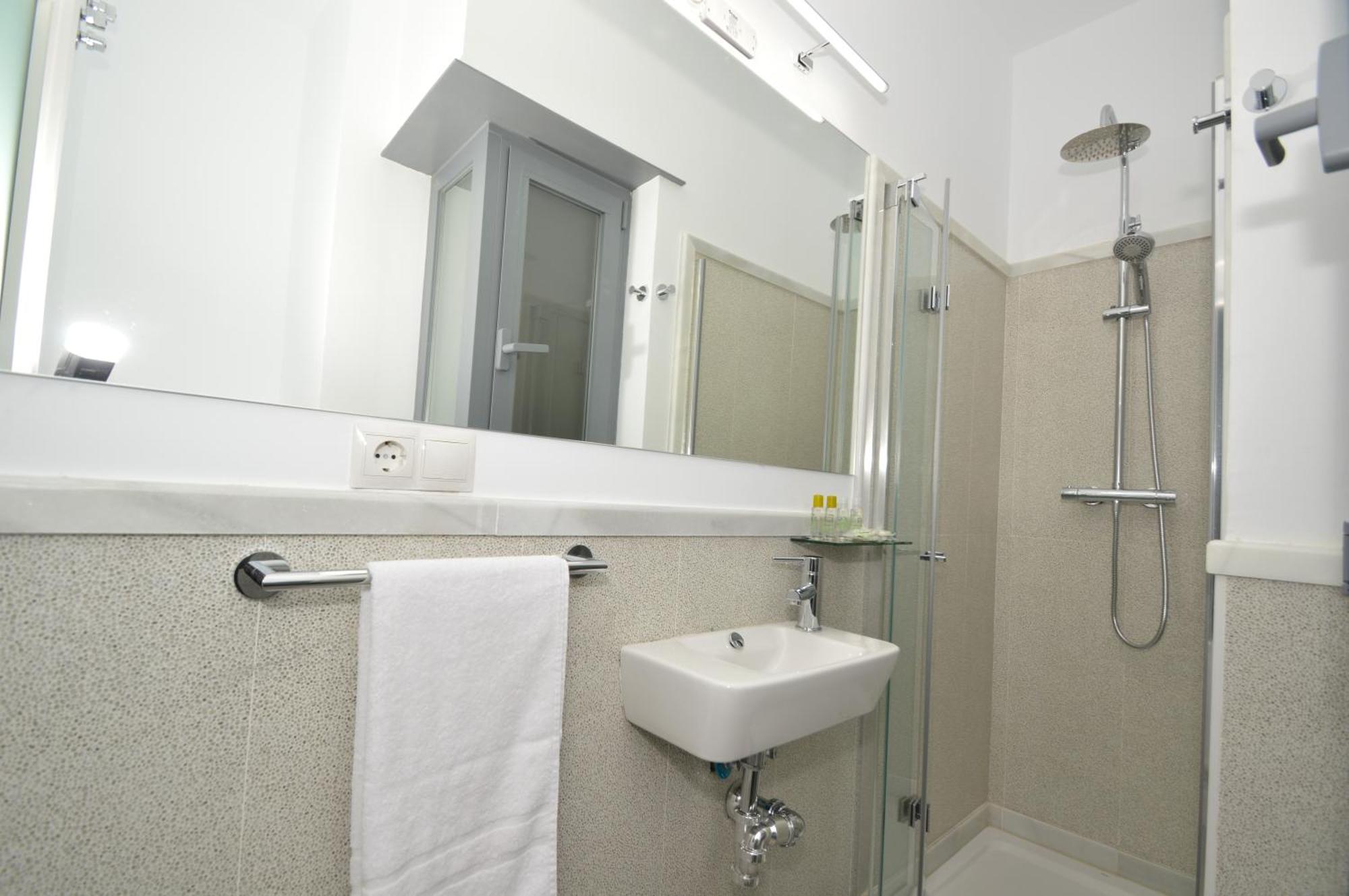 One-Bedroom Apartment,1574842313:JPEG