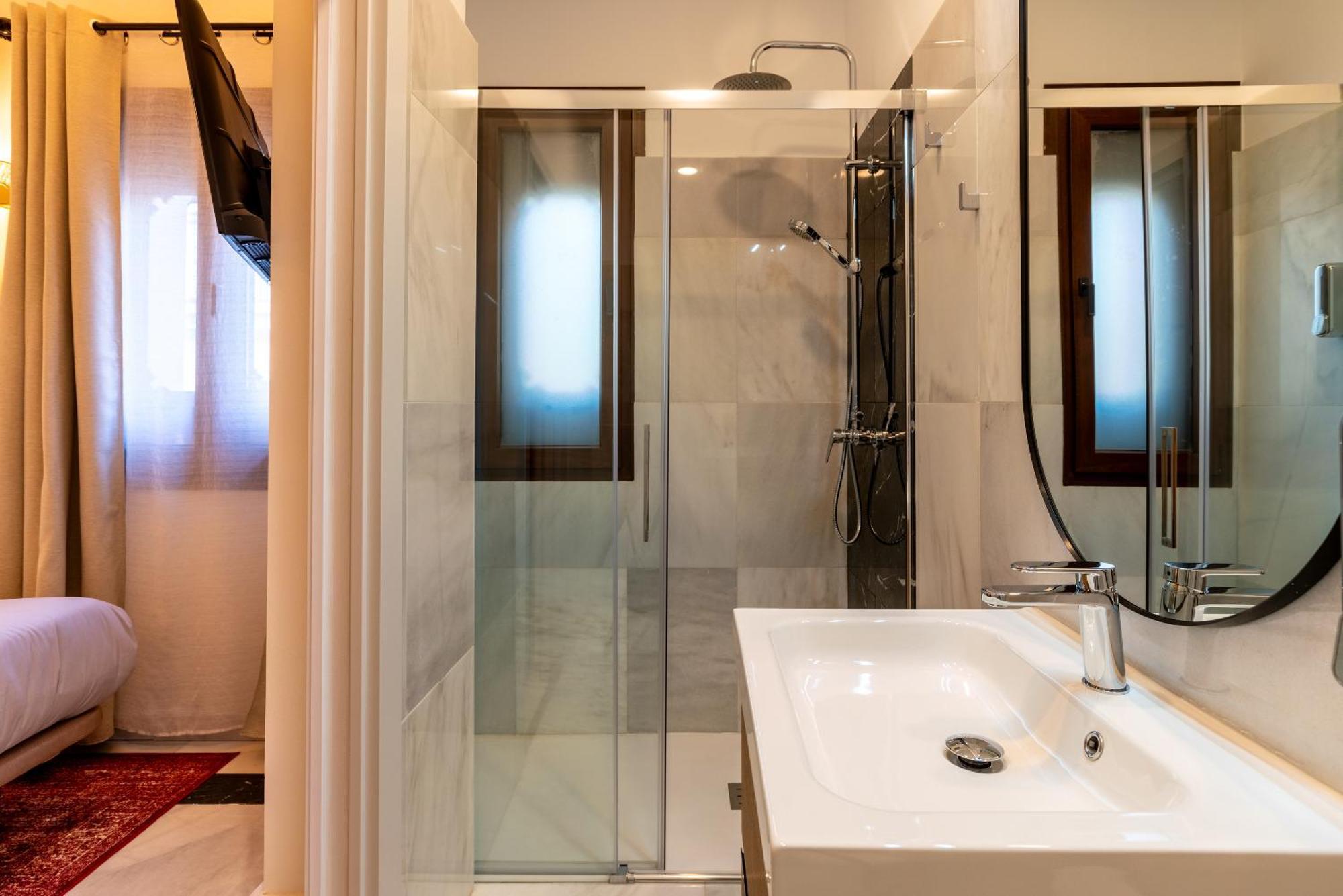 Double or Twin Room Private Bathroom