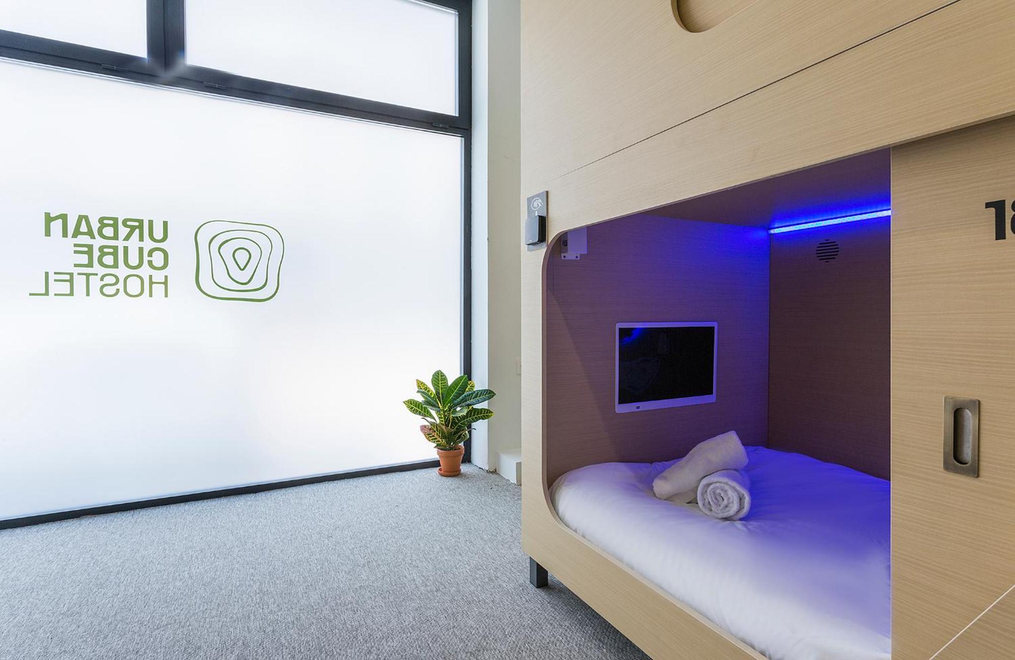 Capsule Single