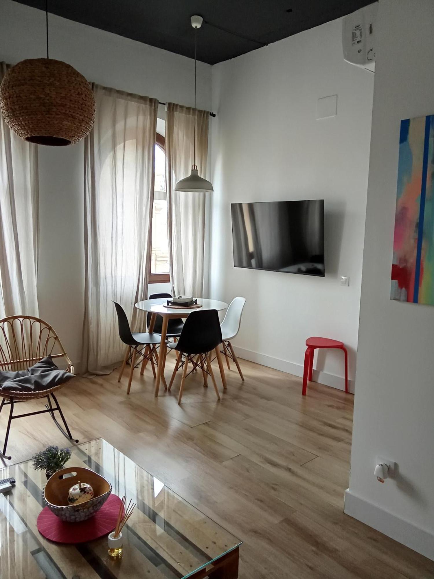 Bright Deluxe Apartment