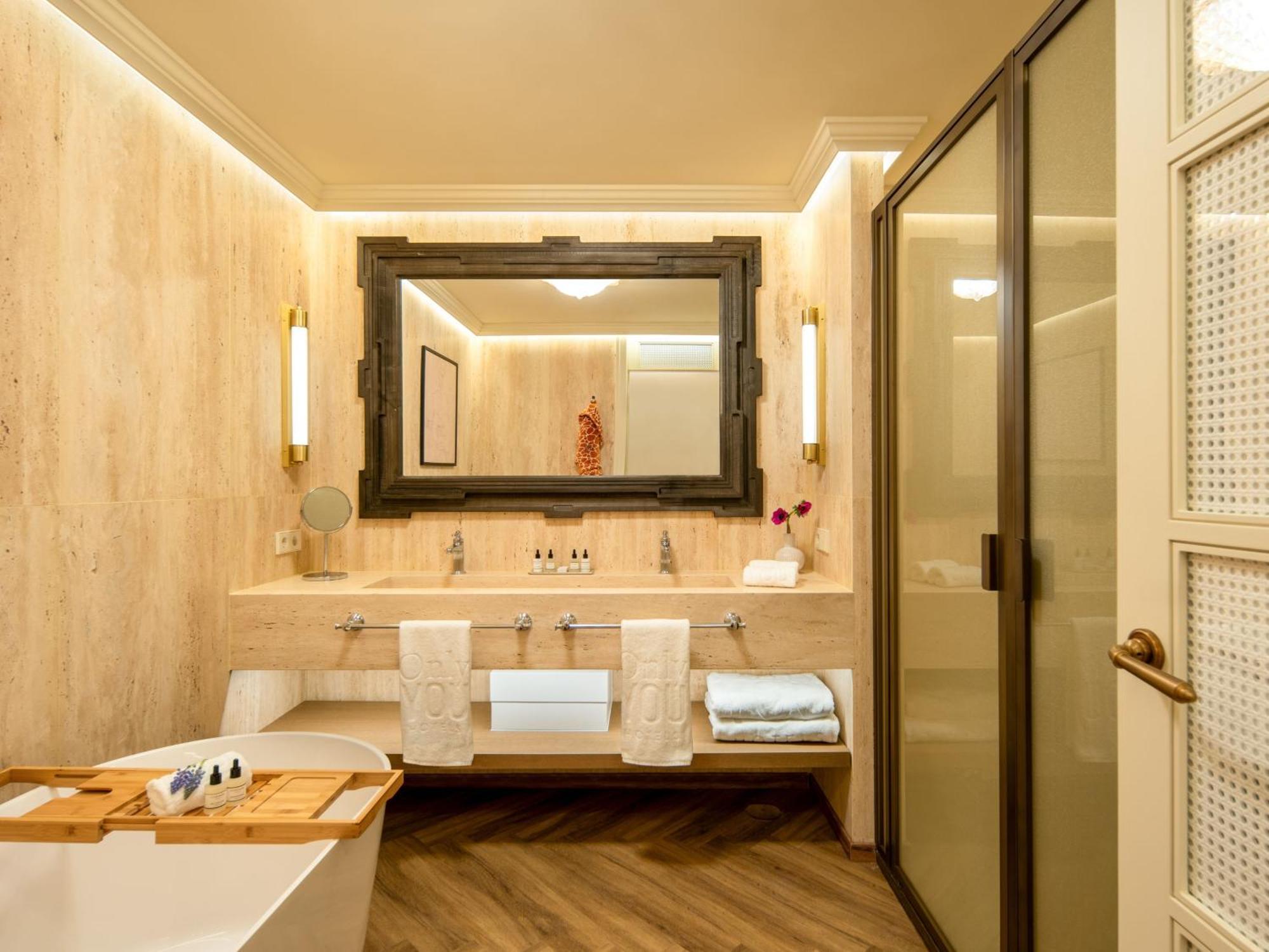 Executive Suite,1658066185:JPEG