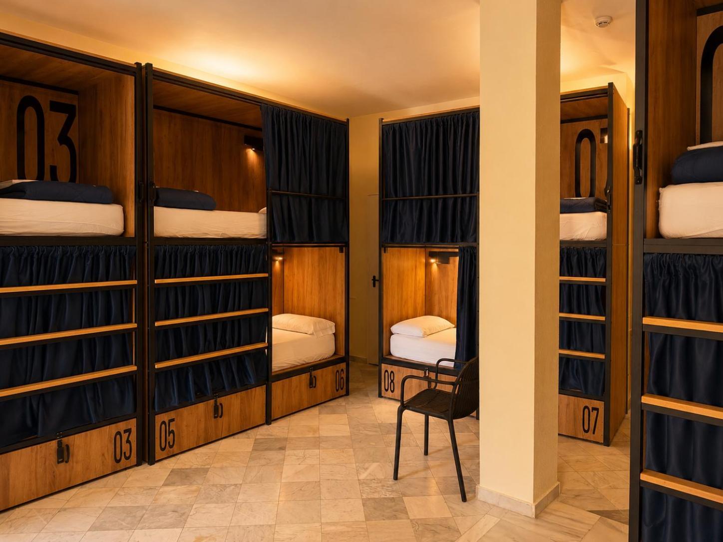 Bed 14-Bed Mixed Dormitory Room