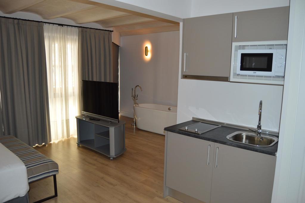 Deluxe Studio
