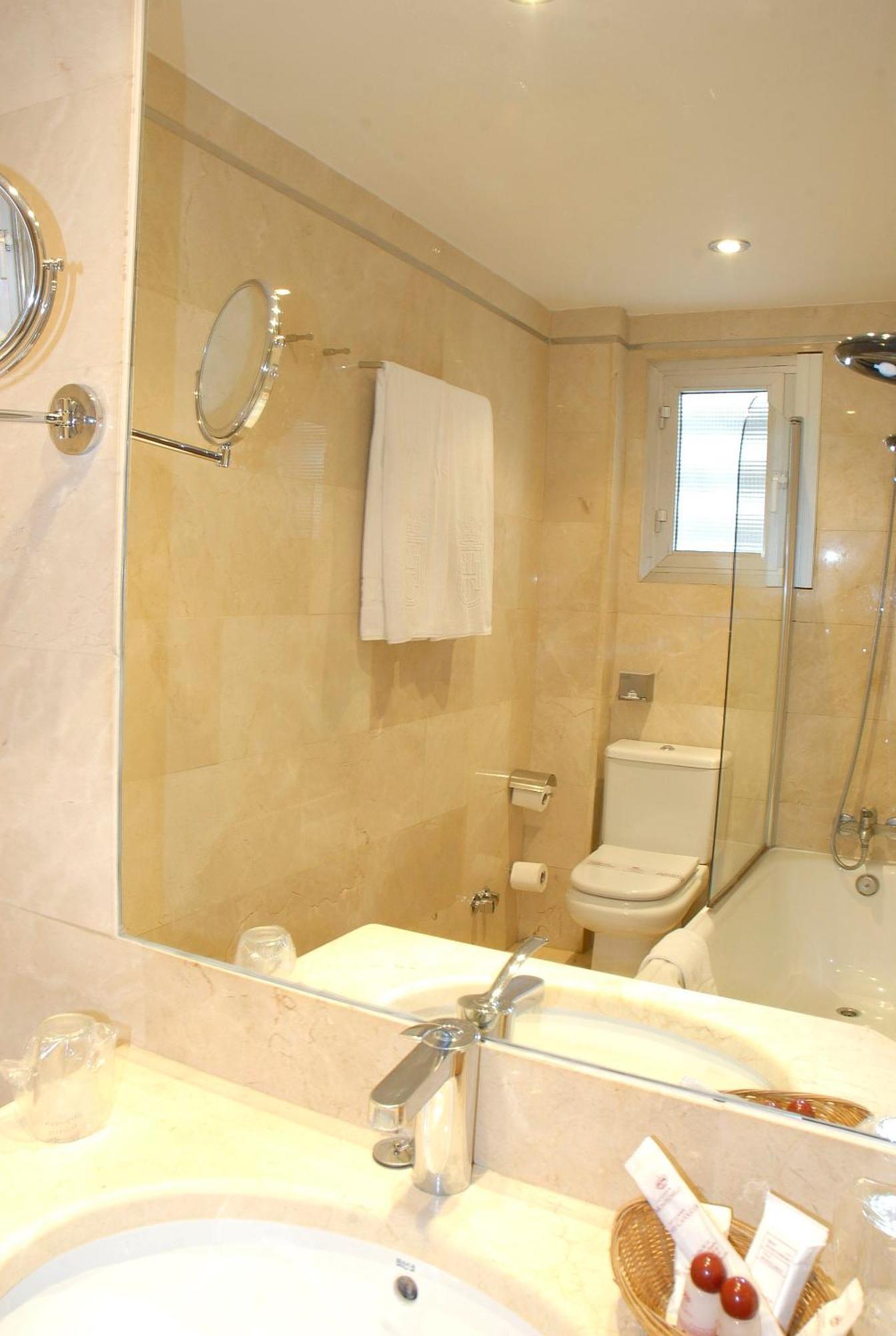 Double Room,704416234:JPEG