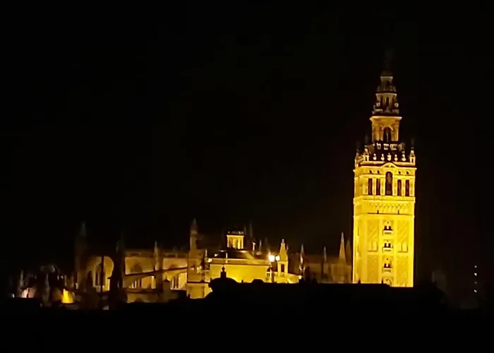 Palacio del siglo XVII frente a los Jardines de Murillo Sevilla