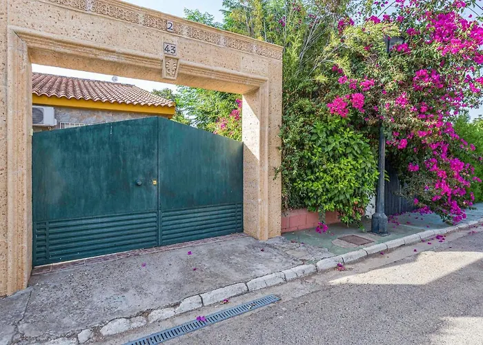 Beautiful Home In Sevilla With 3 Bedrooms, Wifi And Swimming Pool avec Piscine